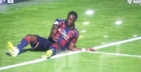 Etta Eyong pide el cambio por molestias ante el Real Betis
