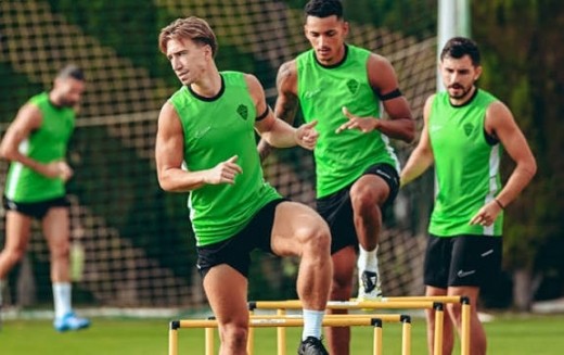 Dos nuevas bajas en el entrenamiento del Elche y última hora de Valera y Aguado