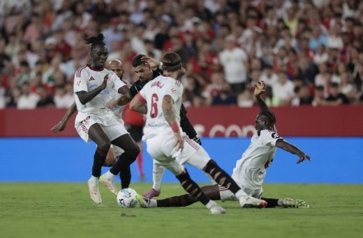 Diario de Sevilla apuesta por la suplencia de Kike Salas y la titularidad de Vlachodimos ante el Alavés
