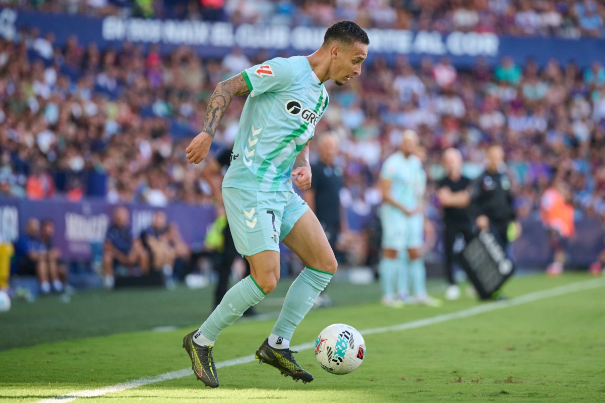 Antony, de menos a más, líder en regates.