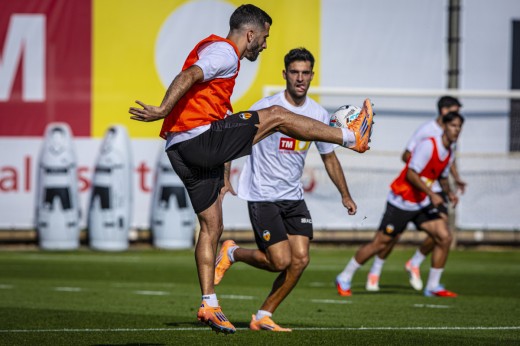 El Valencia se ejercita con cuatro bajas a dos días de enfrentarse al Alavés