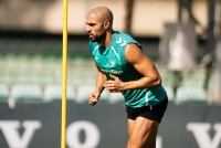Baja importante en el entrenamiento del Betis, que prepara la Conference con muchas rotaciones a la vista
