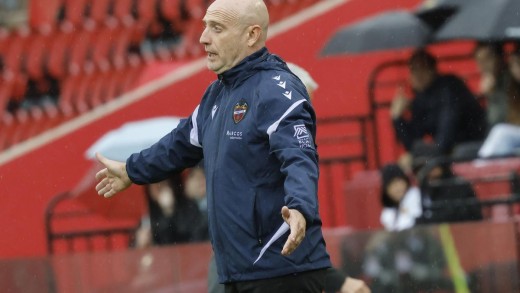 Calero sobre Carlos Romero, Iván Romero, Etta Eyong, Dela, Oriol Rey, Morales y el once titular Calero sobre Carlos Romero, Iván Romero, Etta Eyong, Dela, Oriol Rey, Morales y el once titular