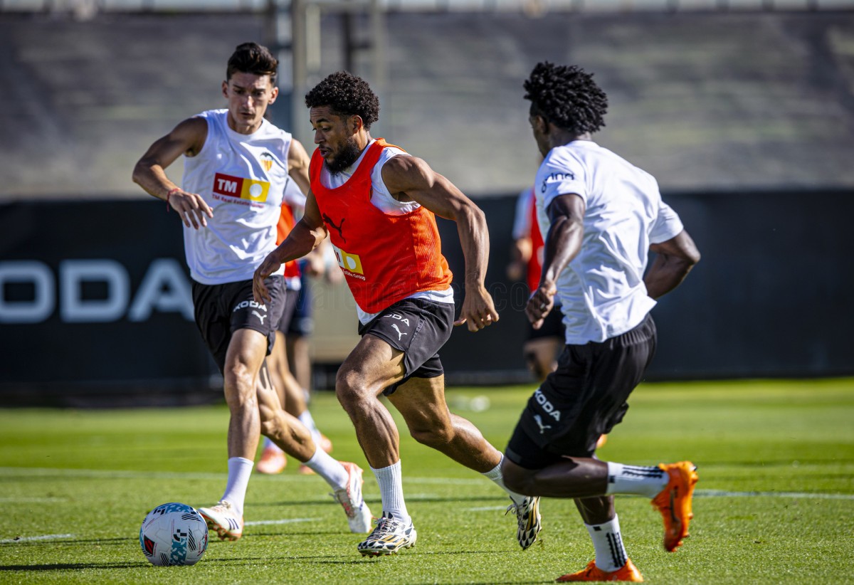 Dos nuevas bajas importantes en el entrenamiento del Valencia Dos nuevas bajas importantes en el entrenamiento del Valencia