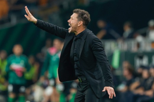 Simeone sobre Baena, Julián, Barrios, Giuliano, Giménez, Sorloth, Griezmann y la portería a cero Simeone sobre Baena, Julián, Barrios, Giuliano, Giménez, Sorloth, Griezmann y la portería a cero