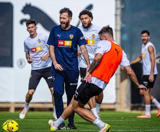 Corberán cambia el ensayo del miércoles y regresa al 4-2-3-1 Corberán cambia el ensayo del miércoles y regresa al 4-2-3-1
