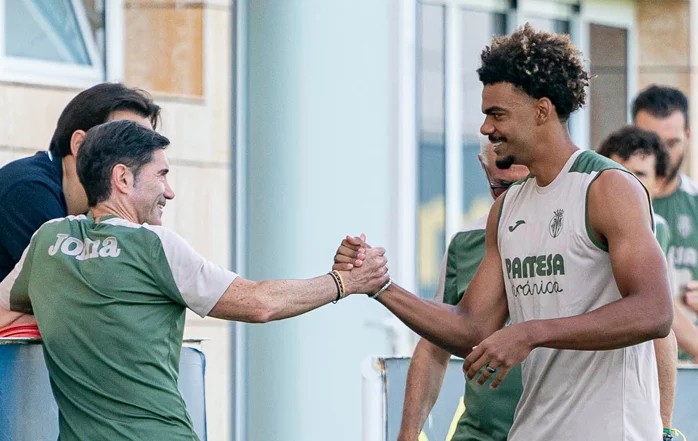 Dos nuevas bajas en el entrenamiento del Villarreal y última hora sobre Renato Veiga y Arnau Tenas