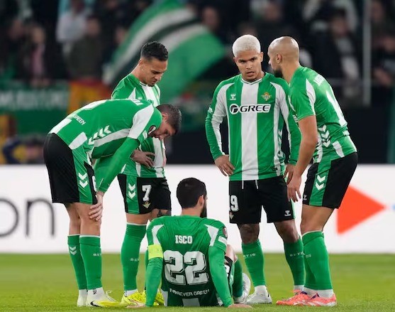 Primer parte médico de Isco y Amrabat: preocupación y mañana pruebas