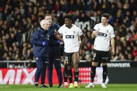 Un nuevo lesionado en el Valencia, cae Thierry Correia. Un nuevo lesionado en el Valencia, cae Thierry Correia.