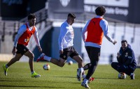 Corberán dirige un entrenamiento sin sus dos jugadores más importantes