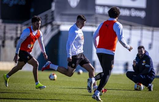 Corberán dirige un entrenamiento sin sus dos jugadores más importantes