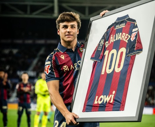 Carlos Álvarez cae lesionado ante el Alavés y hay preocupación en el Levante Carlos Álvarez cae lesionado ante el Alavés y hay preocupación en el Levante