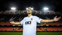 Guido Rodríguez impone su sello en Mestalla y se hace un hueco en el once Guido Rodríguez impone su sello en Mestalla y se hace un hueco en el once