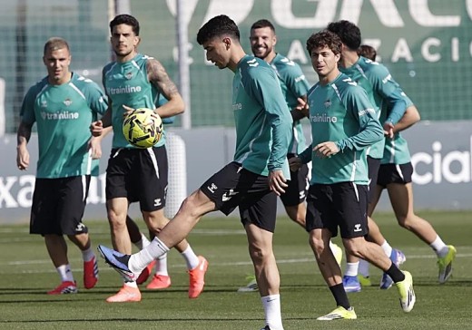 Dos nuevas bajas muy importantes en el entrenamiento del Betis y última hora sobre Amrabat