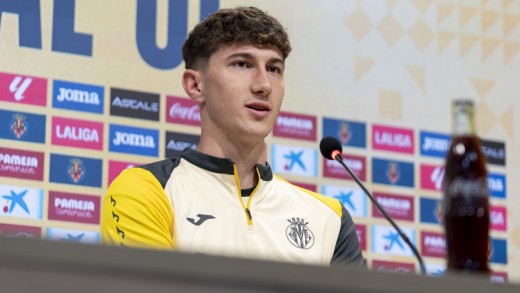 Pau Navarro cae lesionado ante el Elche pero no parece importante Pau Navarro cae lesionado ante el Elche pero no parece importante