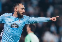 Borja Iglesias apunta a titular ante el Betis tras ser expulsado en Europa League