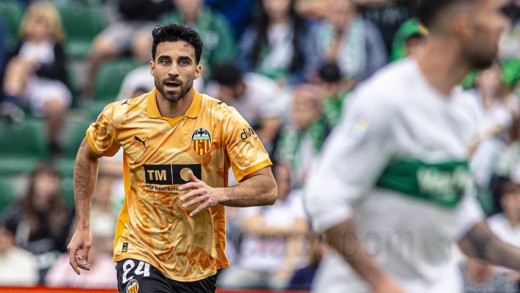 Preocupación en el Valencia con Cömert, que pidió el cambio tras un golpe en la cadera