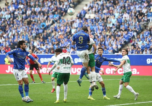 Elche golpea al Oviedo en el Tartiere y se lleva un 1-2 de enorme valor