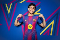 Héctor Fort desata una guerra: Barça, Inter y Leverkusen quieren llevárselo ya Héctor Fort desata una guerra: Barça, Inter y Leverkusen quieren llevárselo ya