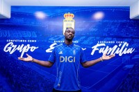 Bailly da el susto, pero sale del campo consciente tras el golpe en la cabeza
