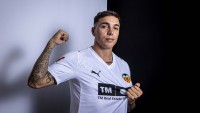 Alarma en el Valencia: Renzo Saravia se marcha lesionado ante el Rayo