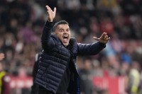 Tormenta y granizos en Girona: el posible acuerdo de Míchel con el Ajax estalla en pleno drama por la permanencia