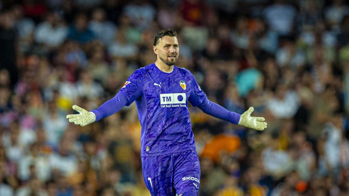 Cambio bajo palos en el Valencia CF: la portería, en el aire para la próxima temporada