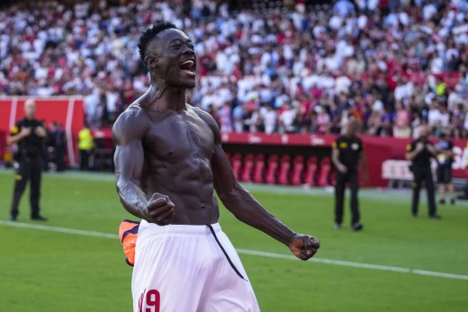 El Venezia aprieta por Akor Adams, pero el Sevilla no rebaja su precio