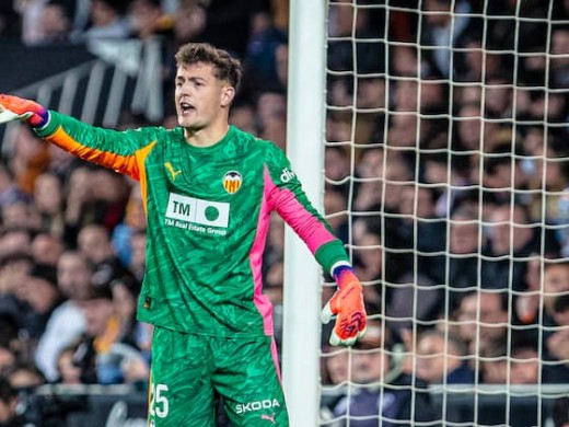 El Racing de Santander se interesa por Agirrezabala, pero el Athletic fija por el guardameta un precio inasumible.