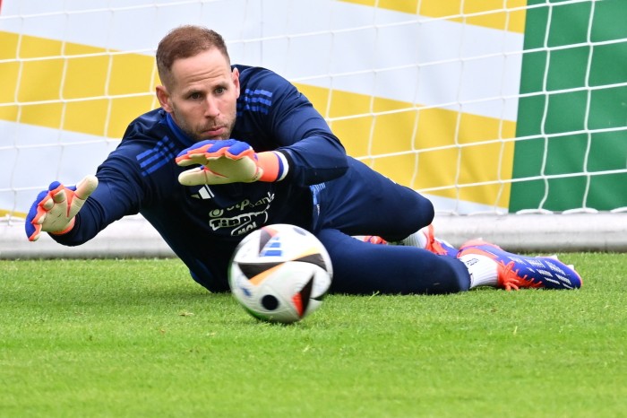 Gulácsi se acerca a la portería del Villarreal