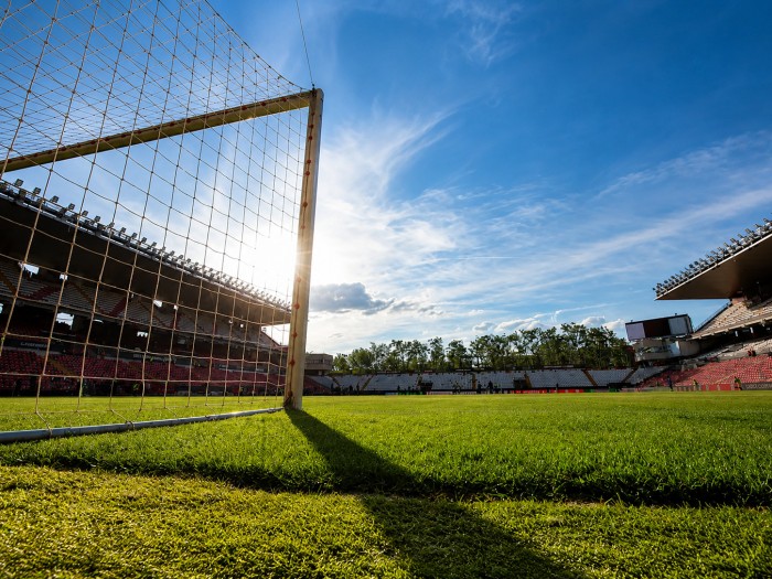 El Rayo se queda sin Vallecas: las graves deficiencias del estadio y el campo donde debería jugar