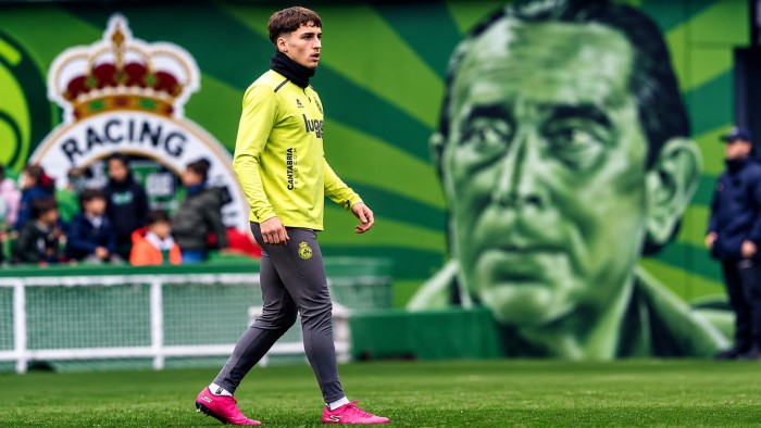 Jorge Salinas mantiene vivo su sueño de jugar en el Barcelona mientras continúa al margen del equipo