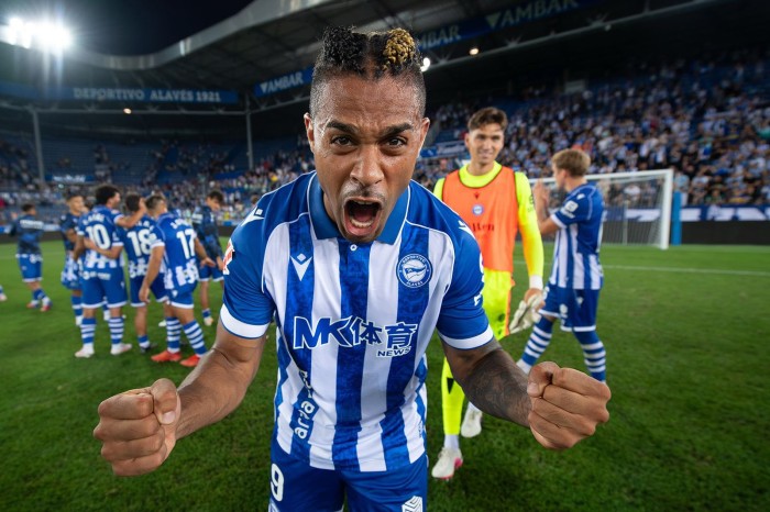 Mariano cambia el partido y el Alavés castiga a un Getafe con diez