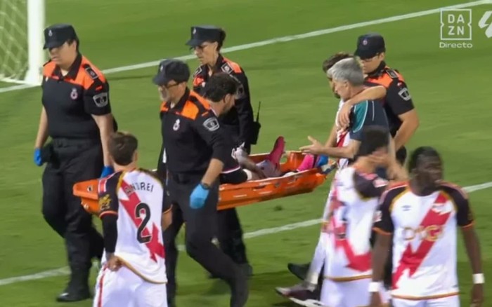 Augusto Batalla abandona en camilla el Rayo-Alavés tras una parada a Boyé