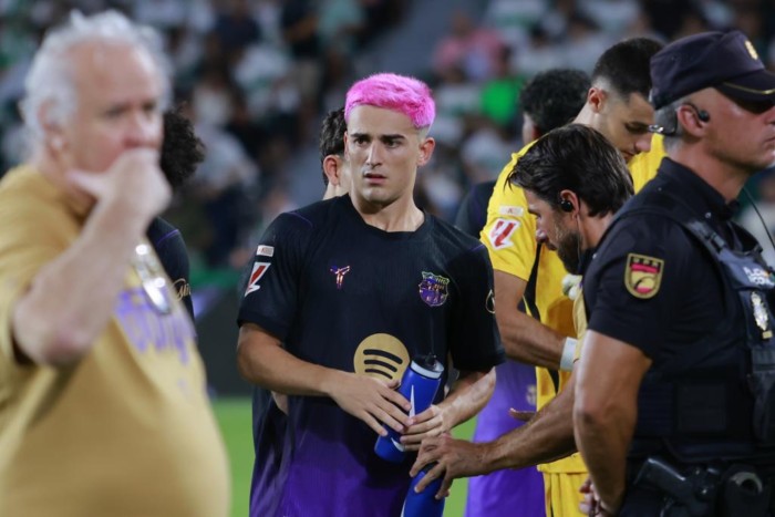 Gavi se retira lesionado con gestos de dolor ante el Elche