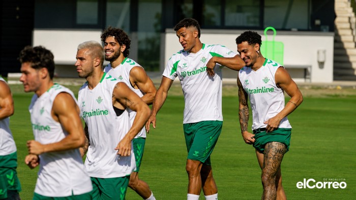 Pellegrini medita retoques en el Betis para visitar al Levante