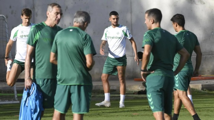 Abde se ausenta antes de recibir al Real Madrid y Ceballos gana opciones en el Betis