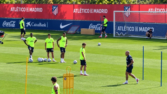 El Atlético de Madrid ensaya once con Julián Álvarez de titular.