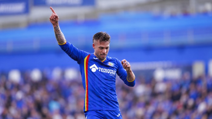 Kiko Femenía se marcha lesionado del partido ante el Celta de Vigo