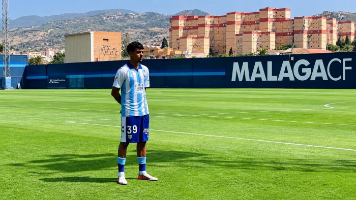 El Málaga ya avisa con Aznou: sorprende en los entrenamientos antes de su debut