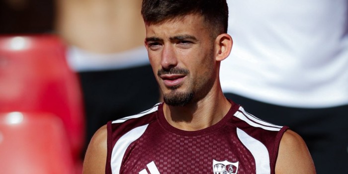 Kike Salas supera sus molestias y entra finalmente en la convocatoria ante el Barcelona