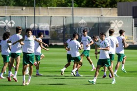 Betis latest: Antony trains on the side and Bartra with the group Betis latest: Antony trains on the side and Bartra with the group